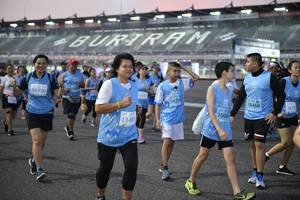 BIB: 30102, 51253
                            <button type="button" onclick="openModal(10463548)" class="btn btn-primary btn-sm float-right btn-popup" data-toggle="modal" data-target=".modal-high-quality">
                        <i class="fas fa-shopping-cart"></i> Add to Cart
                    </button>
                                            <button type="button" onclick="isThisMe(10463548, true)" class="btn btn-success btn-sm float-right btn-popup btn-isme hidden" data-toggle="tooltip" data-placement="bottom" title="นี่คือรูปของคุณใช่ไหม คลิกที่นี่เพื่อเอาเข้าอัลบั้ม">
                        <i class="fas fa-plus"></i> Add to album
                    </button>
                    <button type="button" onclick="isThisMe(10463548, false)" class="btn btn-warning btn-sm float-right btn-popup btn-isnotme hidden">
                        <i class="fas fa-ban"></i> Remove from album
                    </button>